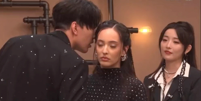 迪玛希忘记关麦克风：对凡希亚说在你之前一定是中国人。 ​​​