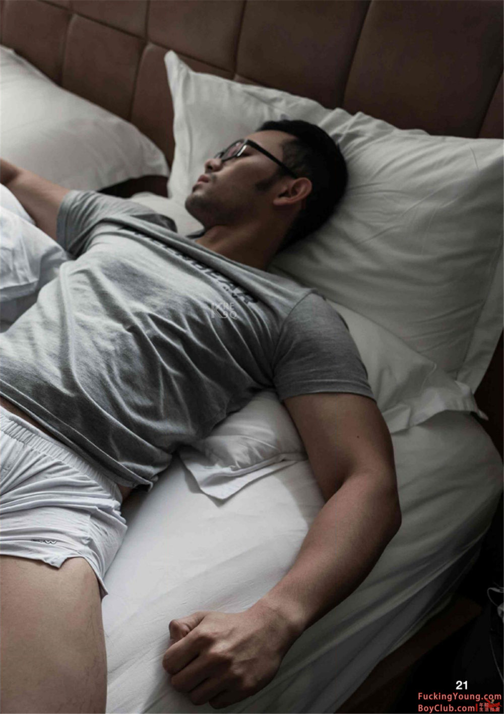 你的超诱胡茬男友已上线！表情丰富，气场强大，身材完美！