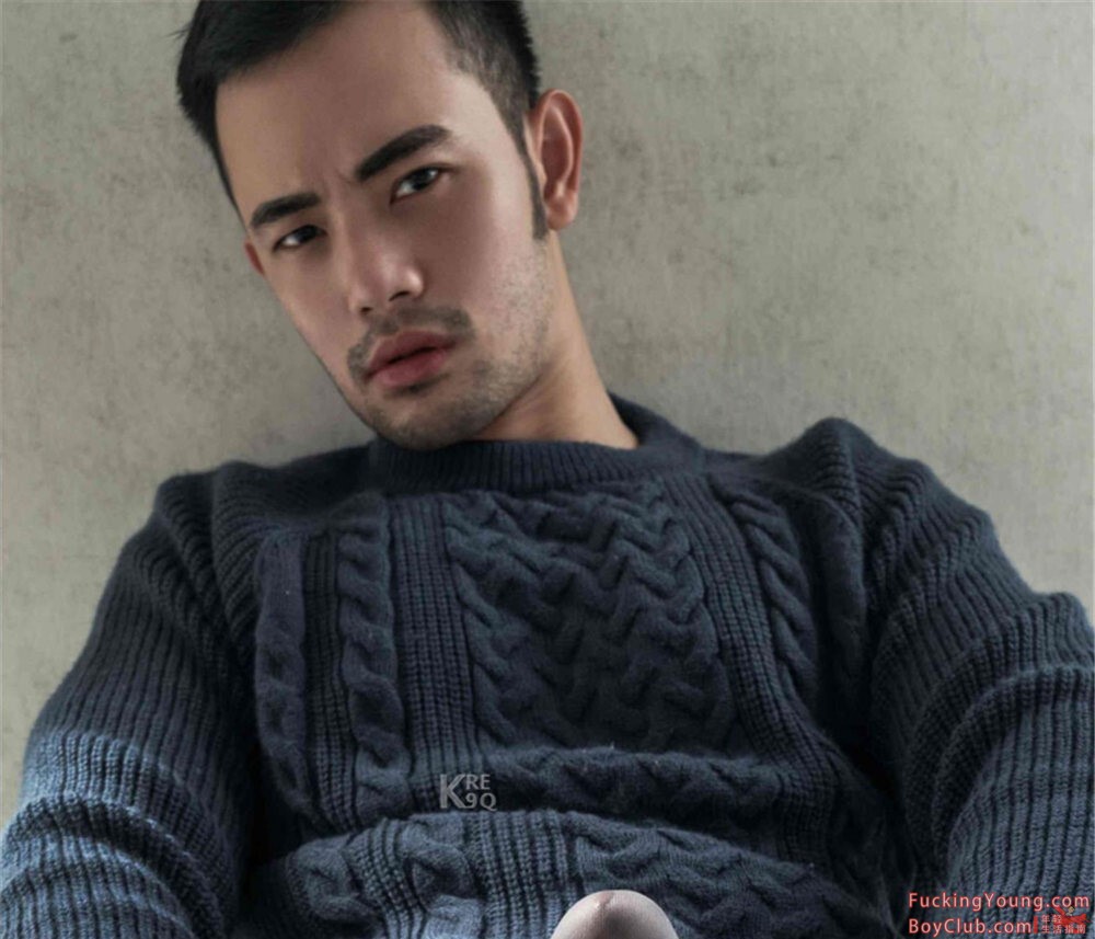 你的超诱胡茬男友已上线！表情丰富，气场强大，身材完美！