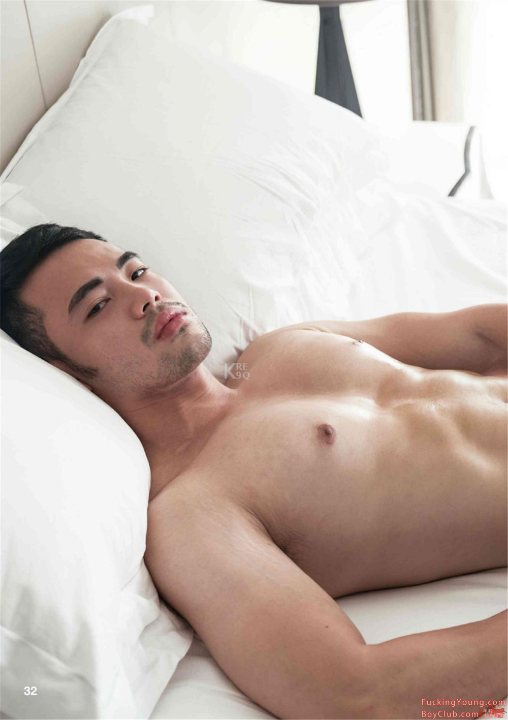 你的超诱胡茬男友已上线！表情丰富，气场强大，身材完美！