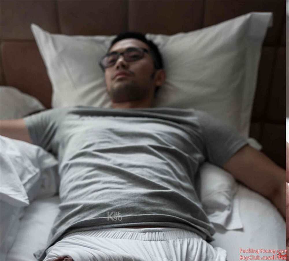 你的超诱胡茬男友已上线！表情丰富，气场强大，身材完美！