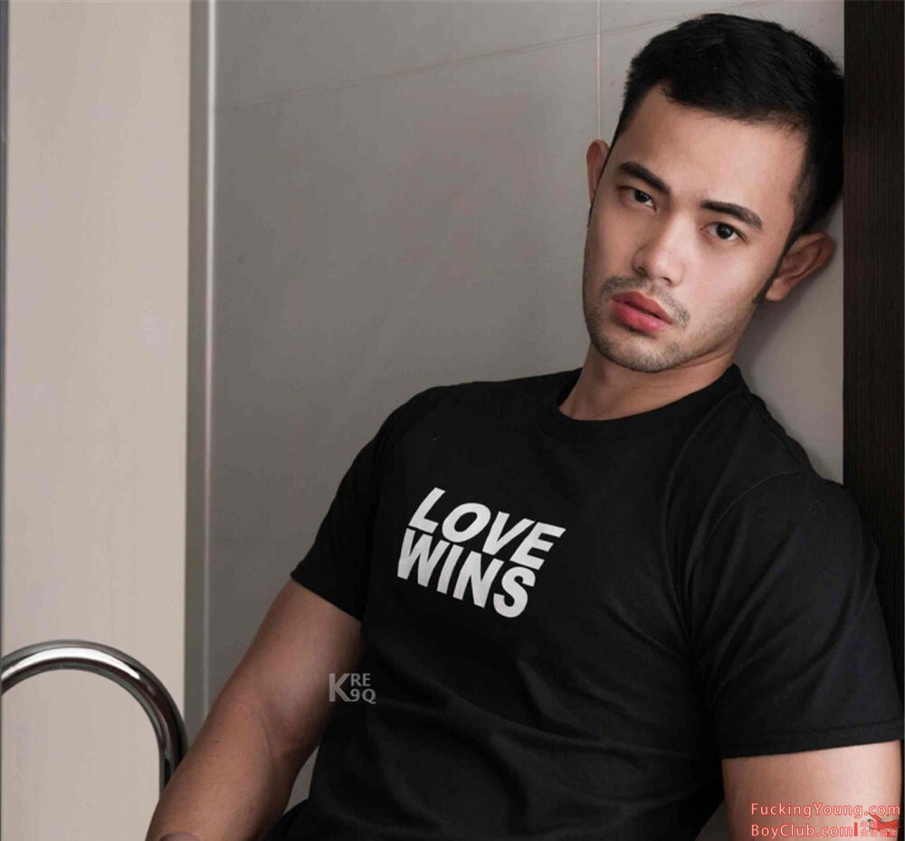 你的超诱胡茬男友已上线！表情丰富，气场强大，身材完美！