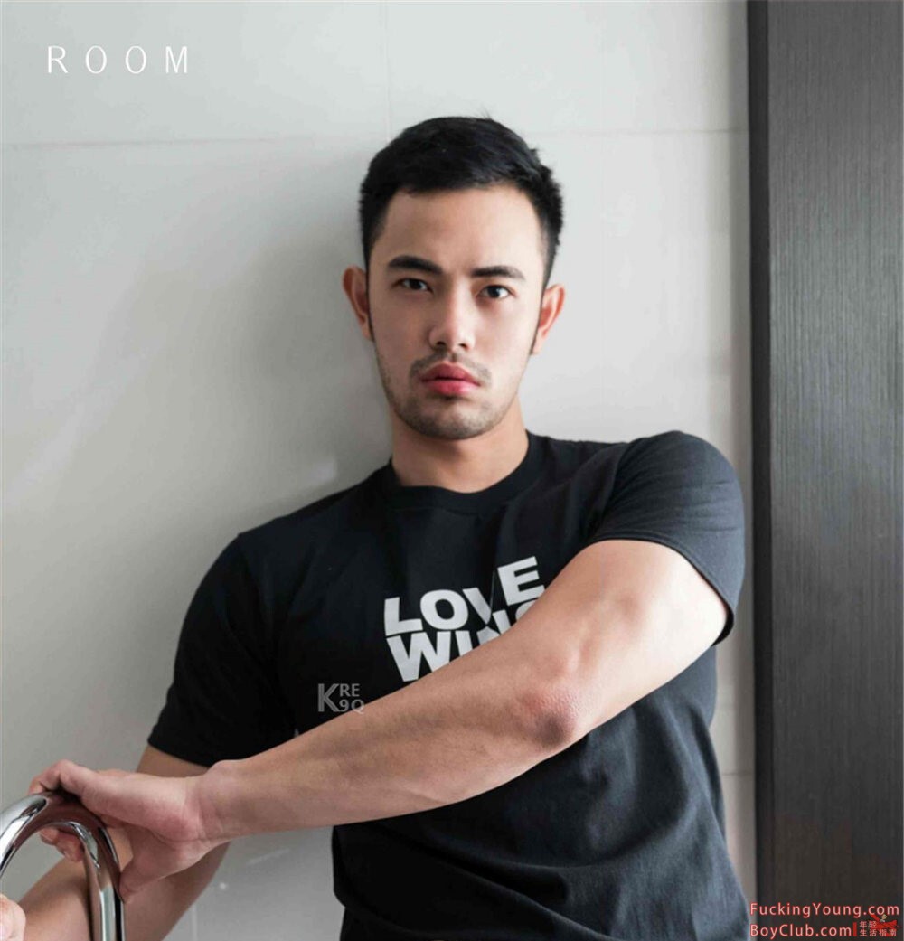 你的超诱胡茬男友已上线!表情丰富,气场强大,身材完美!