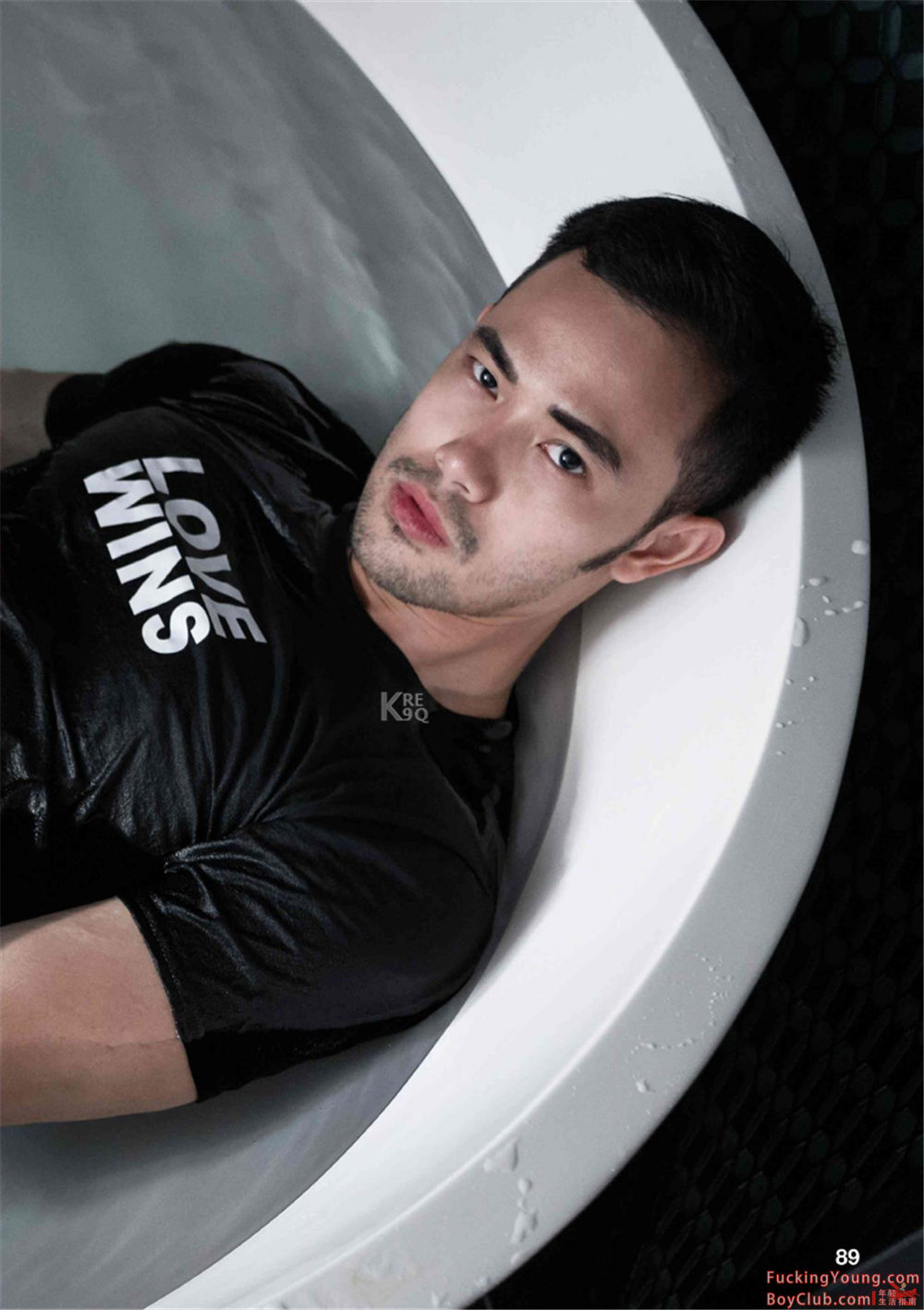 你的超诱胡茬男友已上线！表情丰富，气场强大，身材完美！