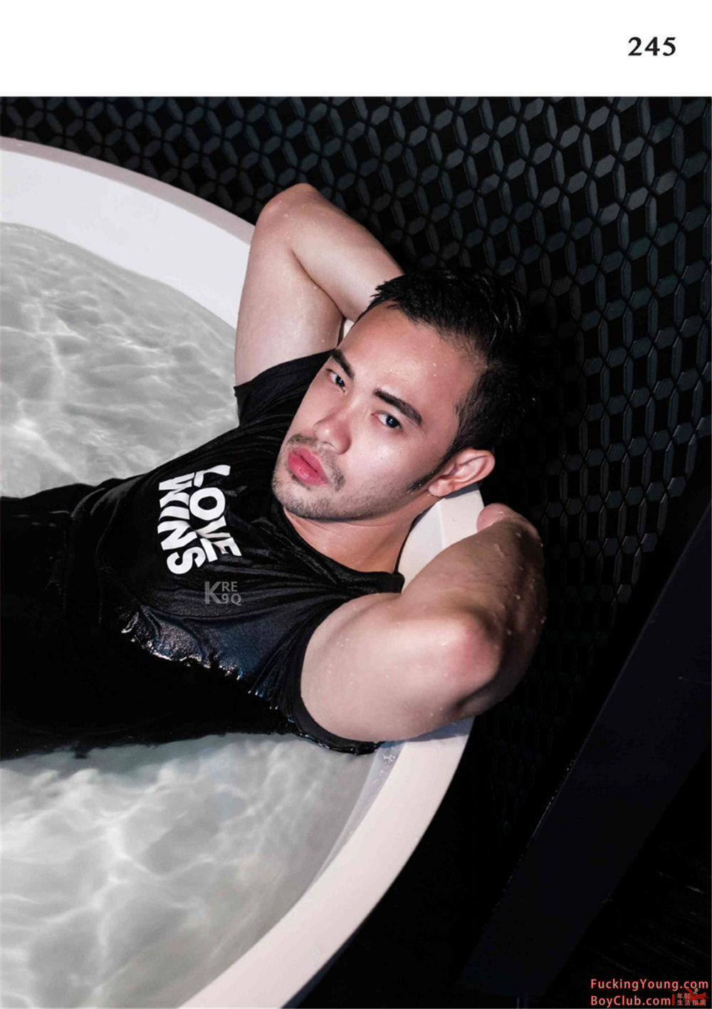 你的超诱胡茬男友已上线！表情丰富，气场强大，身材完美！