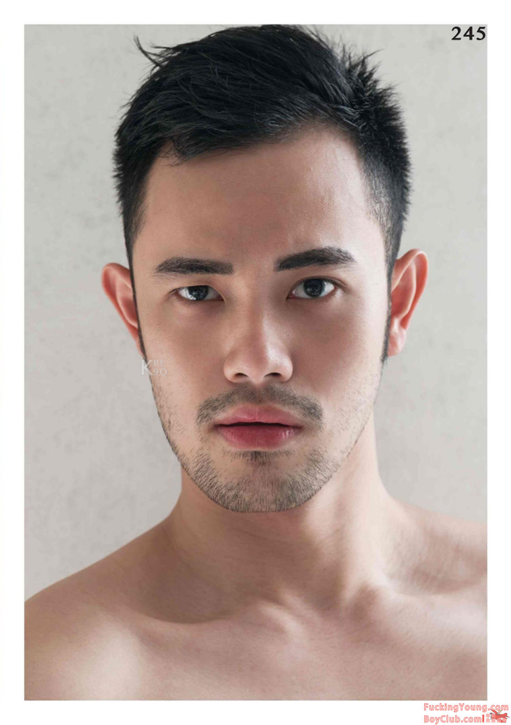 你的超诱胡茬男友已上线！表情丰富，气场强大，身材完美！