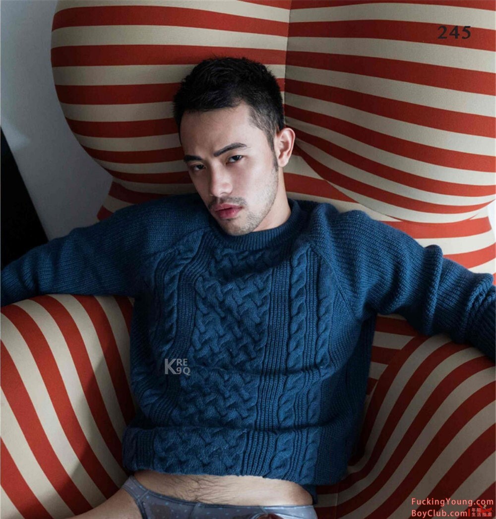 你的超诱胡茬男友已上线！表情丰富，气场强大，身材完美！