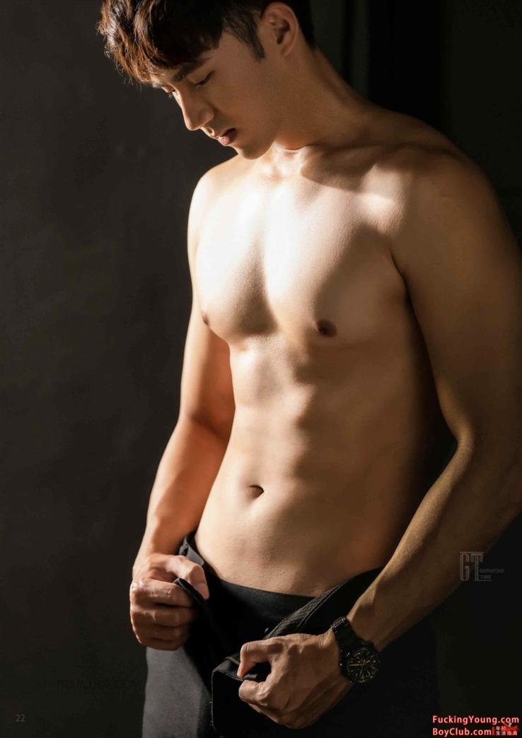 一本超帅の精英白领男的薄肌写真