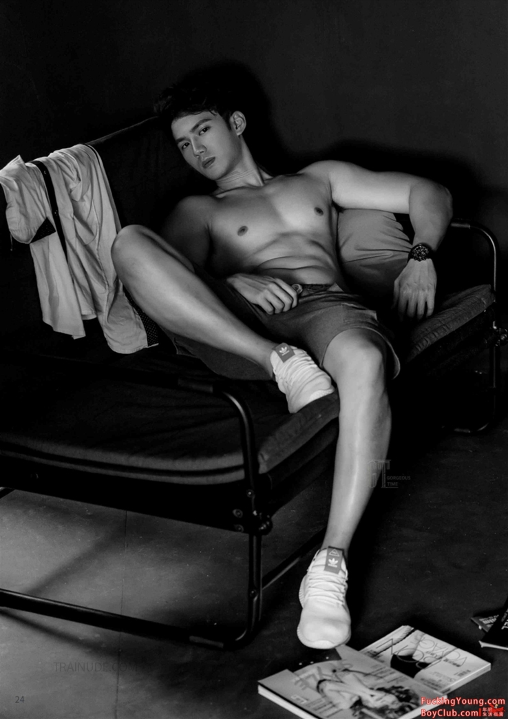 一本超帅の精英白领男的薄肌写真