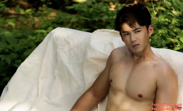一本超帅の精英白领男的薄肌写真
