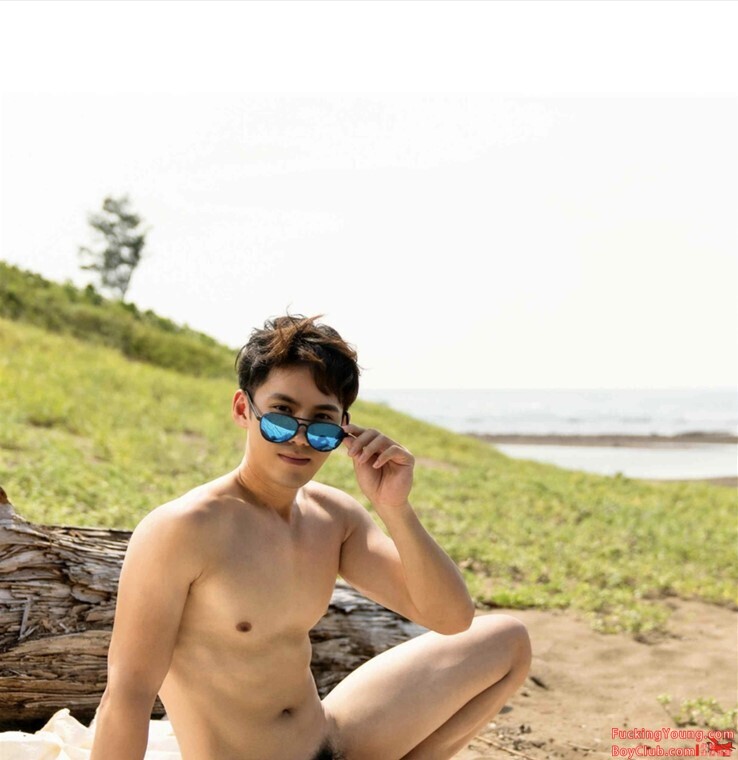 一本超帅の精英白领男的薄肌写真