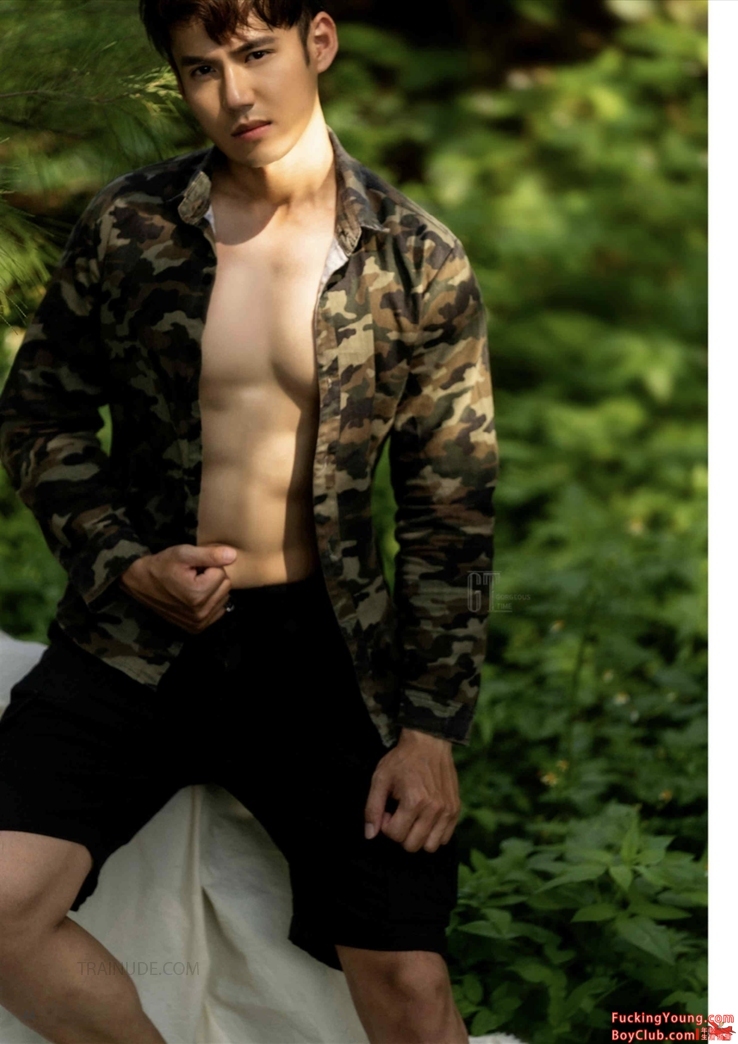 一本超帅の精英白领男的薄肌写真