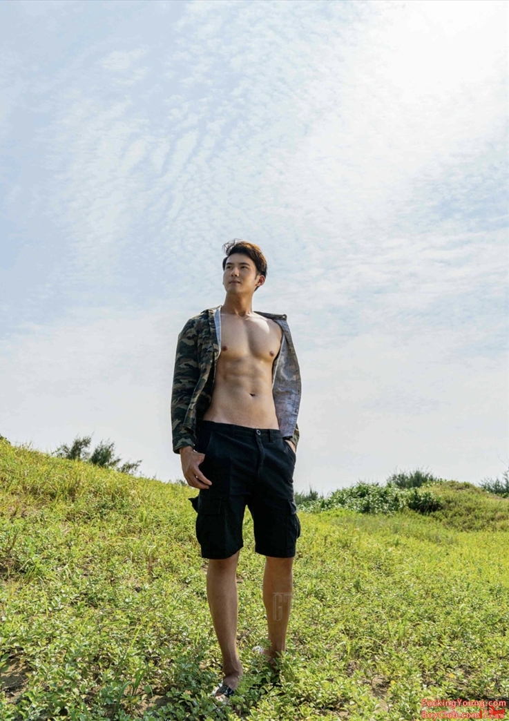 一本超帅の精英白领男的薄肌写真