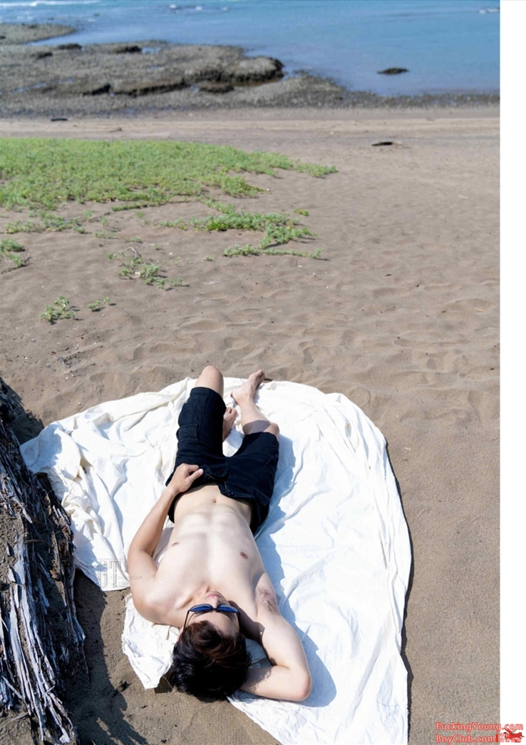 一本超帅の精英白领男的薄肌写真