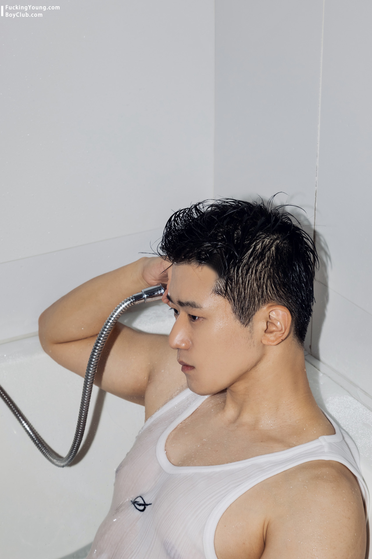 韩国Newborn肌肉欧巴 x 黑色穿搭系肌肉模特超燃集！